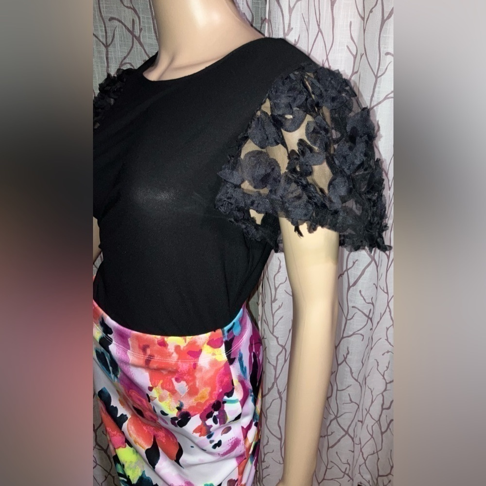Beautiful shirt size med-elegant puffed sheer sleeves w/intricate floral detail